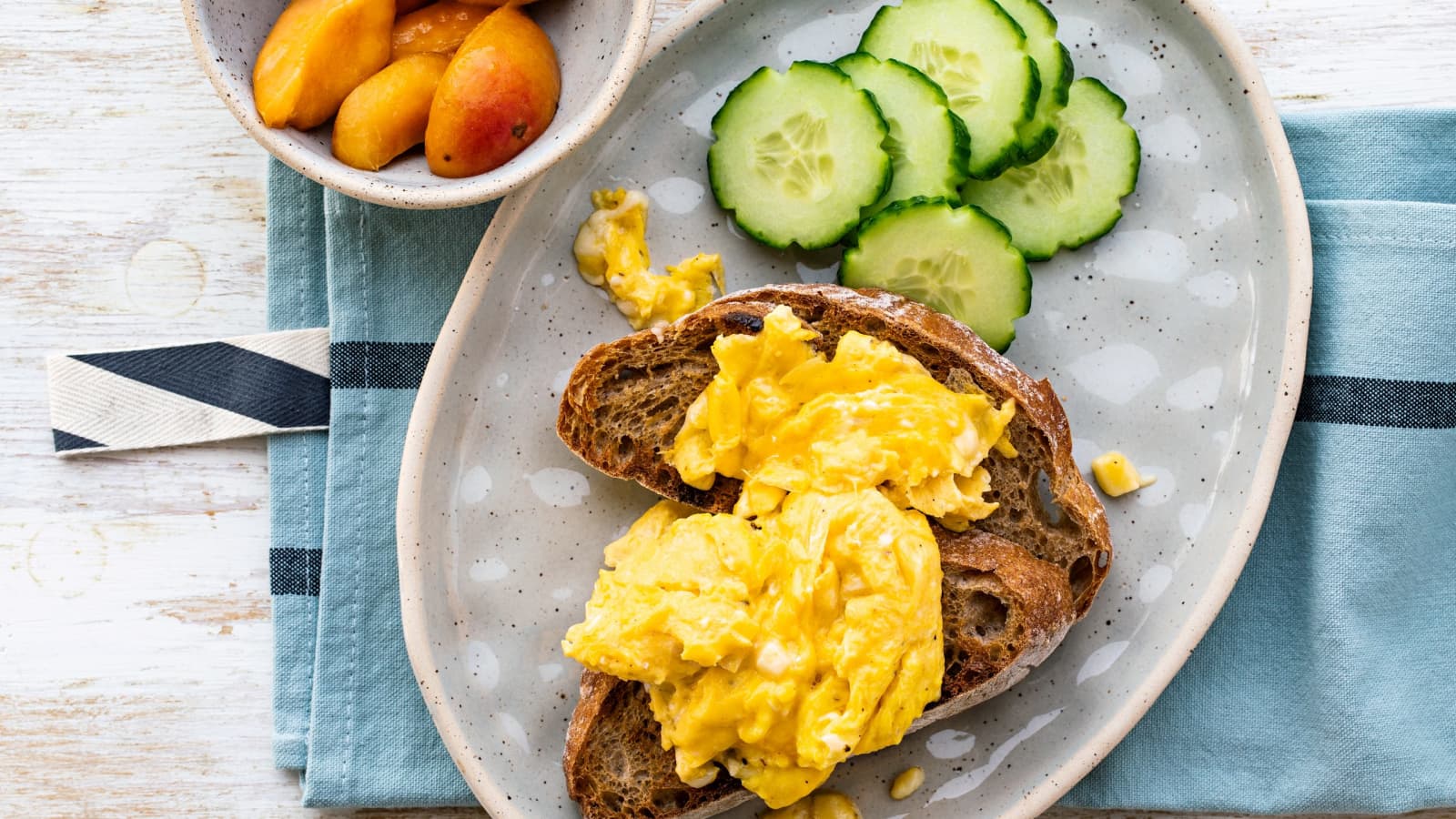 Käse-Rührei mit Brot - Rezept | Swissmilk