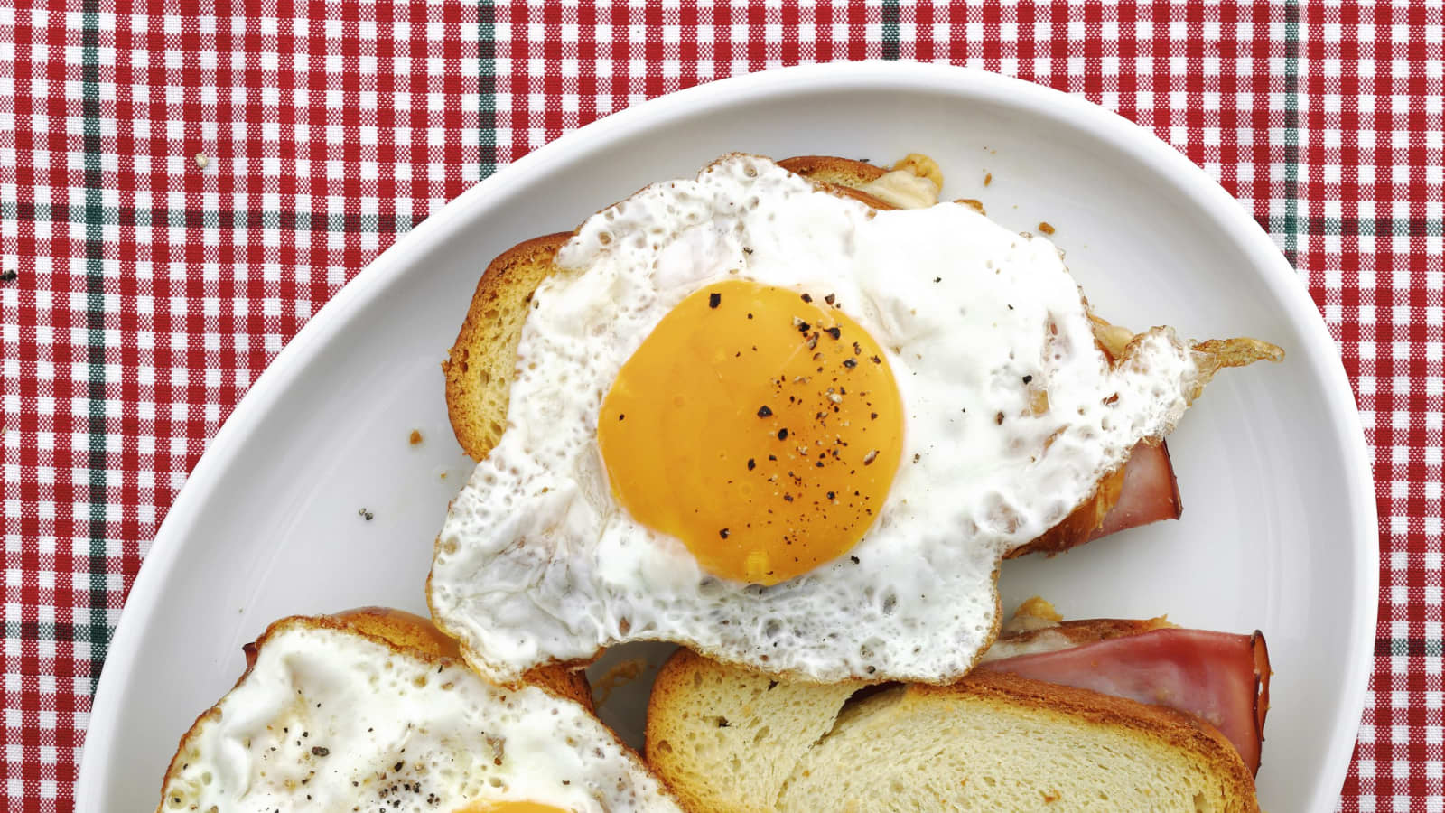 Käse-Schinken-Toasts mit Spiegelei - Rezept | Swissmilk