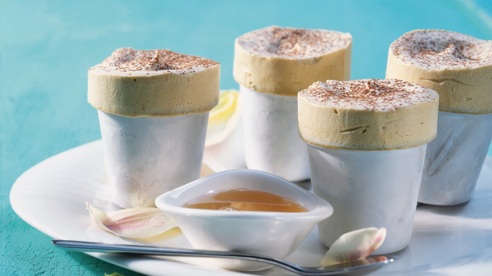 Kaffee-Parfait mit Waldmeister-Apfelsauce - Rezept | Swissmilk