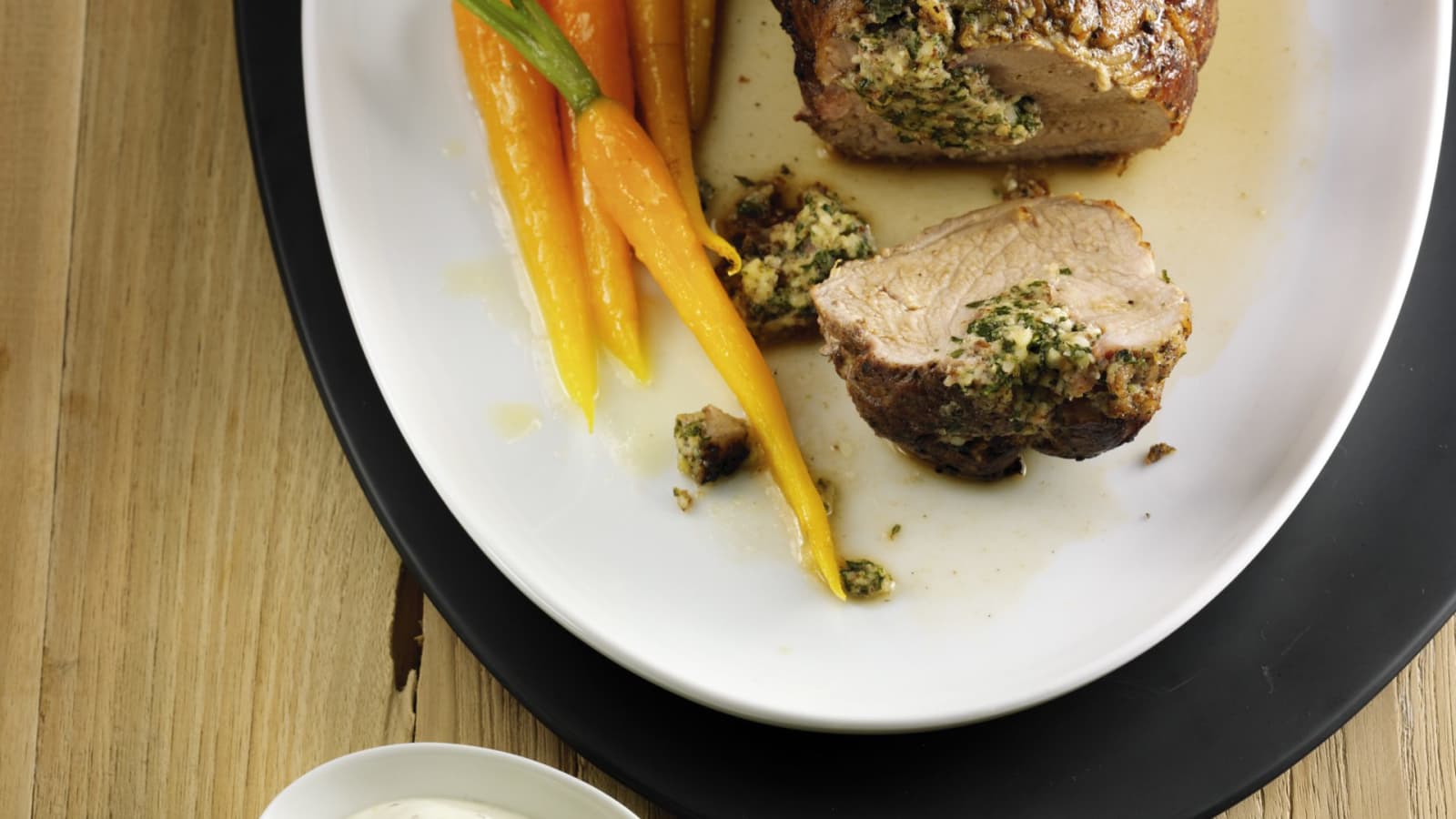 Kalbsbraten mit Mandel-Rucola-Füllung - Rezept | Swissmilk Kalbsbraten mit Mandel-Rucola-Füllung - Rezept | Swissmilk