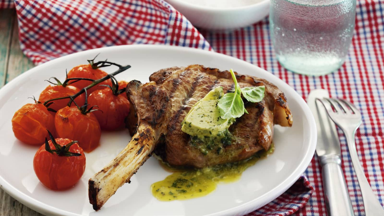 Kalbskoteletts mit grillierten Cherrytomaten und Basilikumbutter ...