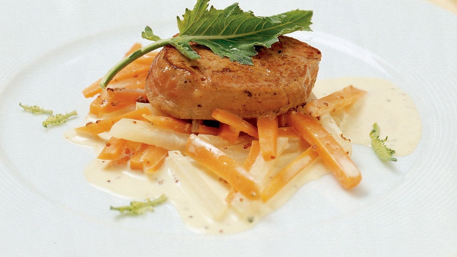 Kalbsmedaillons auf Kohlrabi-Rüebli-Gemüse - Rezept | Swissmilk