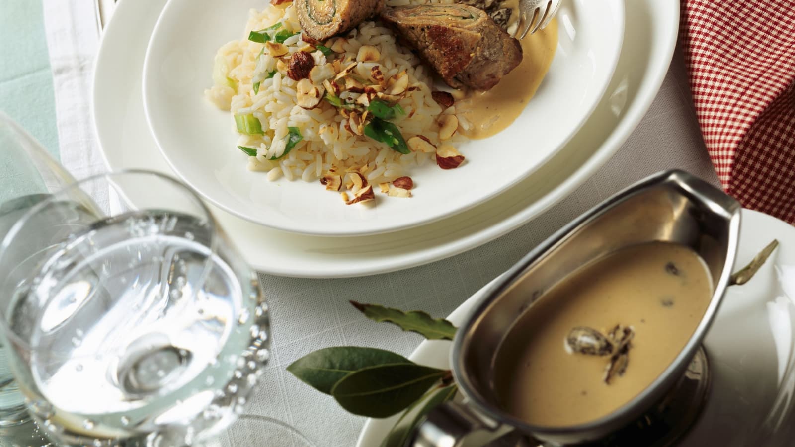 Kalbsröllchen mit Bärlauchfüllung und Morchelsauce - Rezept | Swissmilk