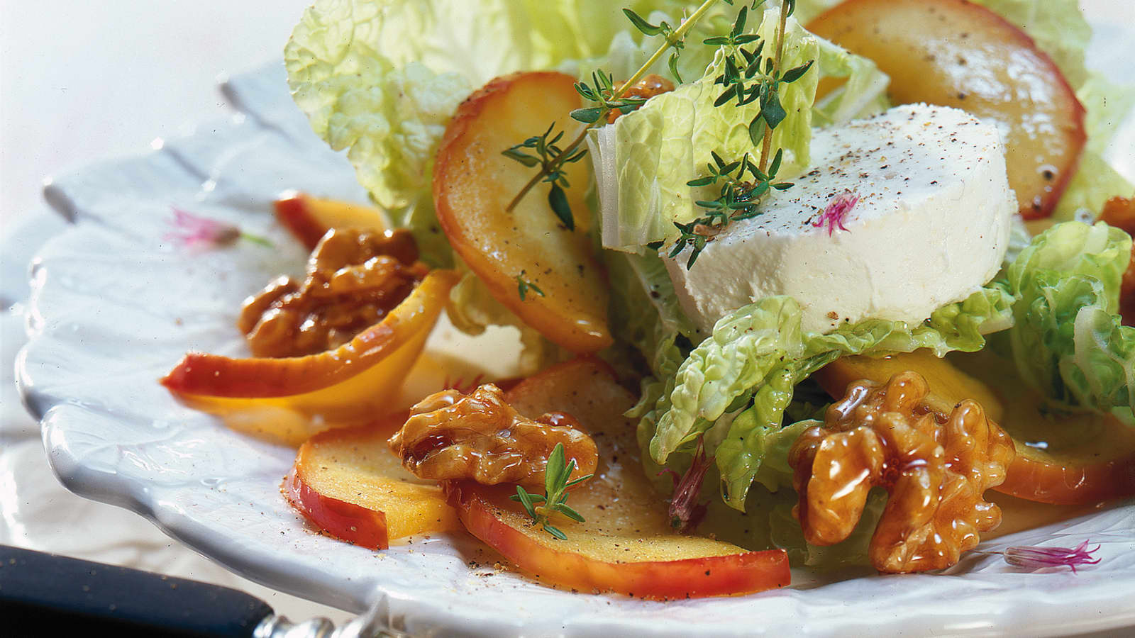 Kohlsalat mit Nuss, gedämpftem Apfel und Formaggini - Rezept | Swissmilk