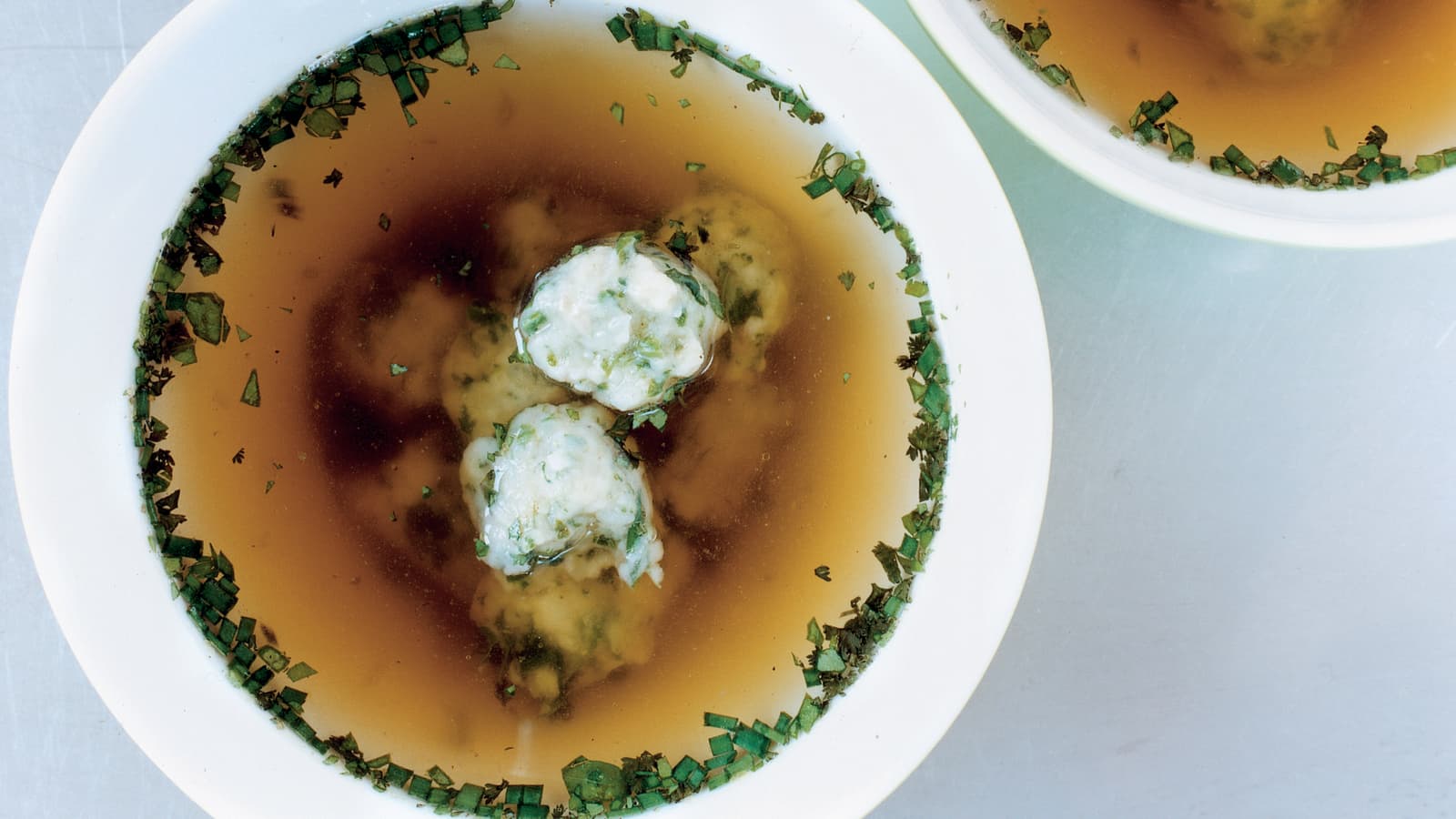 Kräuterbouillon mit grünen Kartoffelgnocchi Rezept Swissmilk