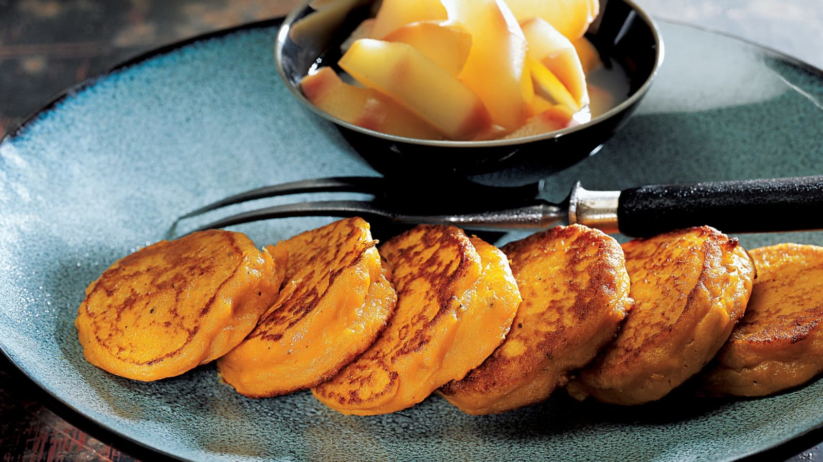 Kürbis-Tätschli mit pikantem Apfelkompott - Rezept | Swissmilk