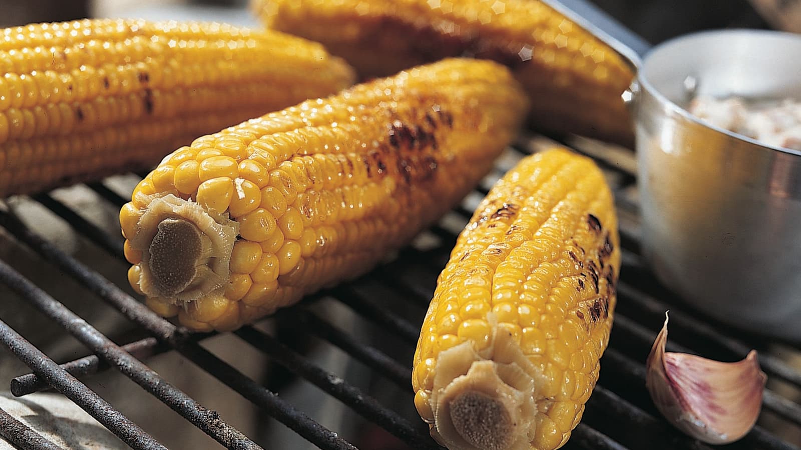 Maiskolben vom Grill mit Speckrahmsauce - Rezept | Swissmilk