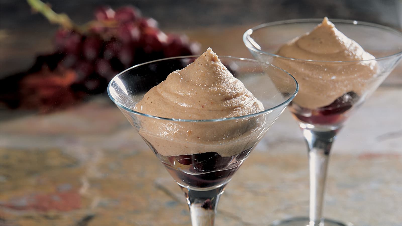 Marroni-Grappa-Mousse mit marinierten Trauben - Rezept | Swissmilk