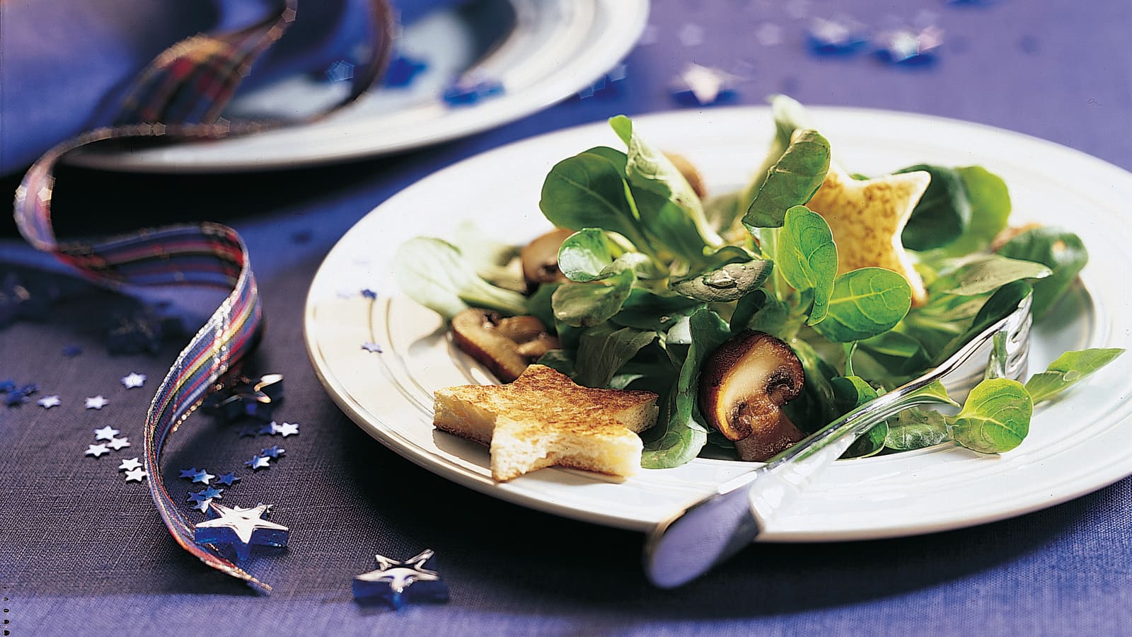 Nüsslisalat mit getrüffelten Champignons und Brotsternen - Rezept ...