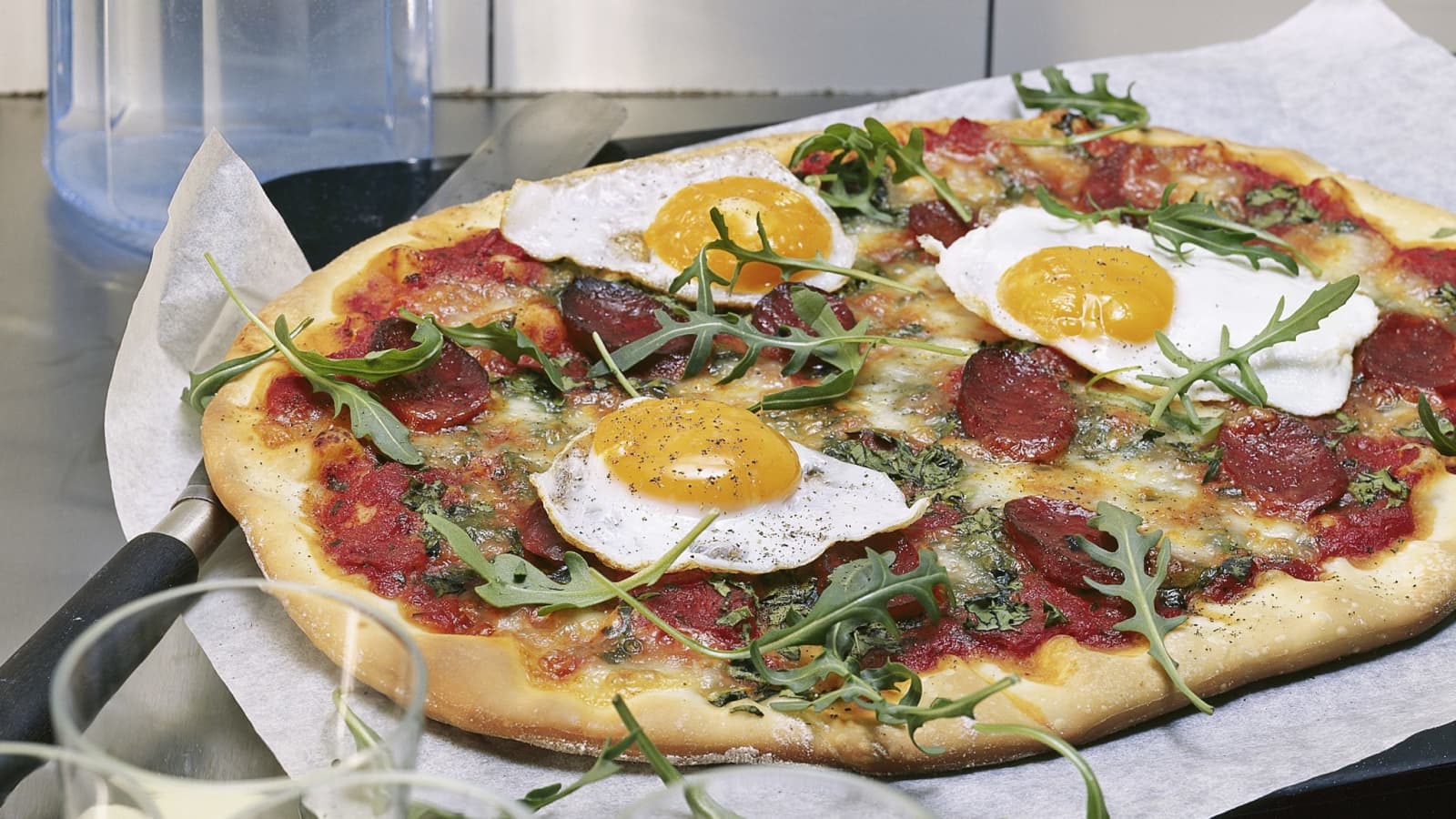 Pizza mit Paprikawurst und Ei - Rezept | Swissmilk