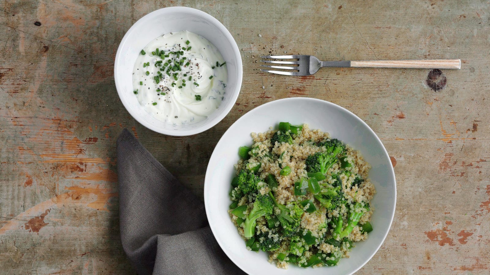 Quinoa-Gemüse-Salat mit Kräuterquark (Low Carb) - Rezept | Swissmilk