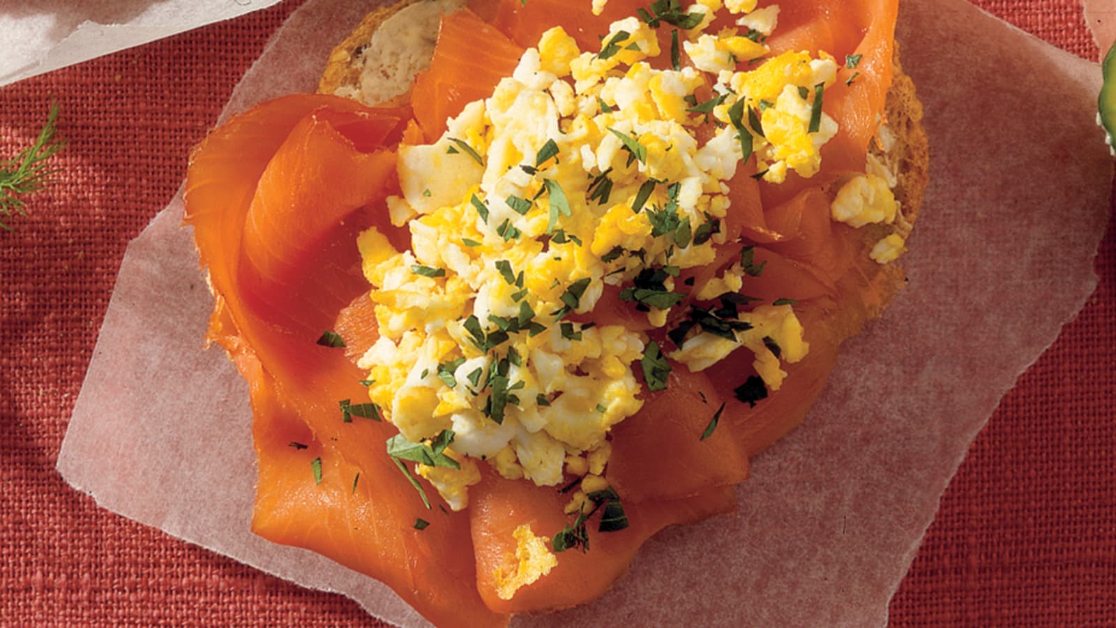 Røget Laks og Røræg (Smørrebrød mit geräuchertem Lachs und Rührei ...