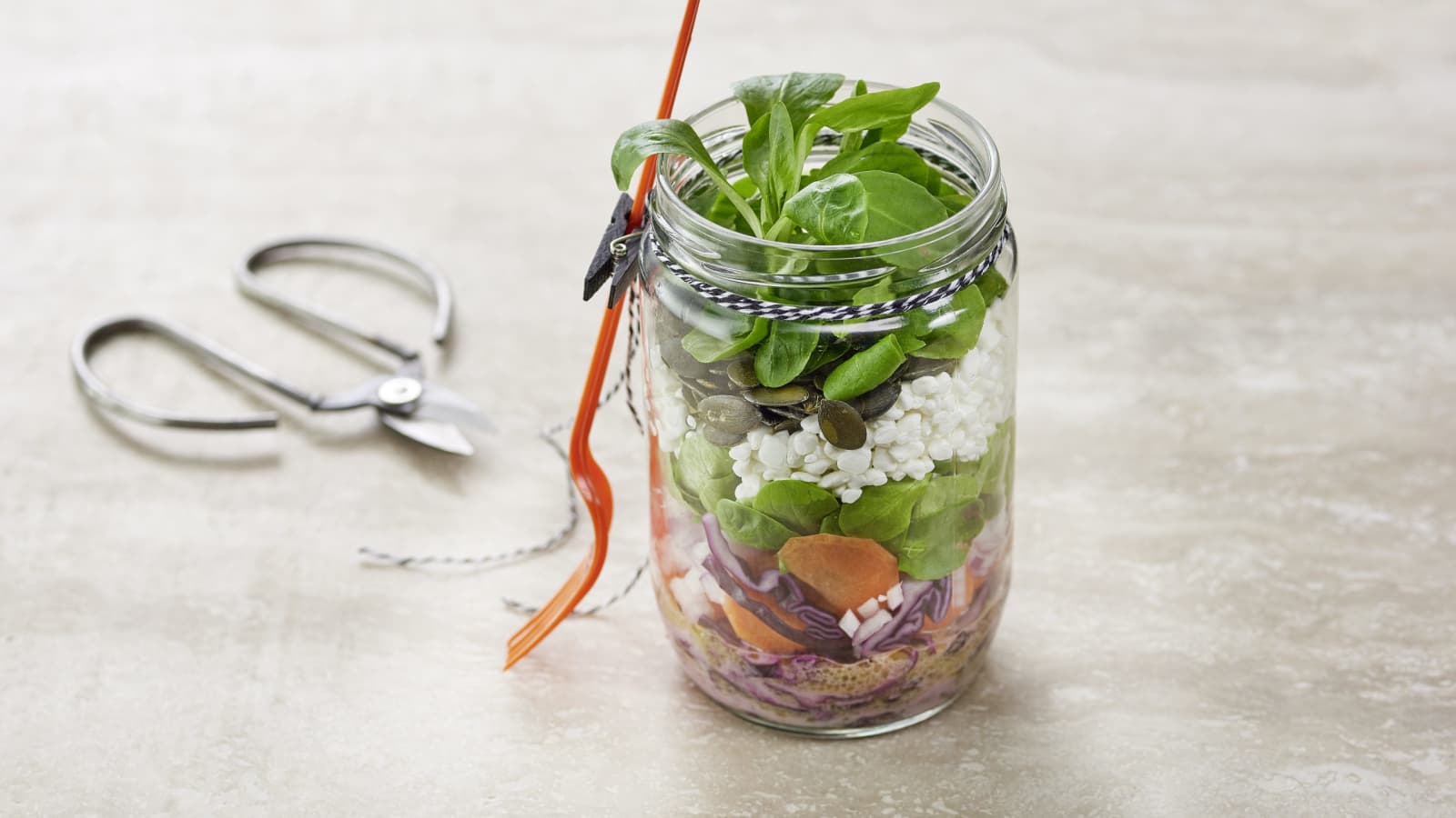 Salat im Glas mit Hüttenkäse und Kürbiskernen - Rezept | Swissmilk