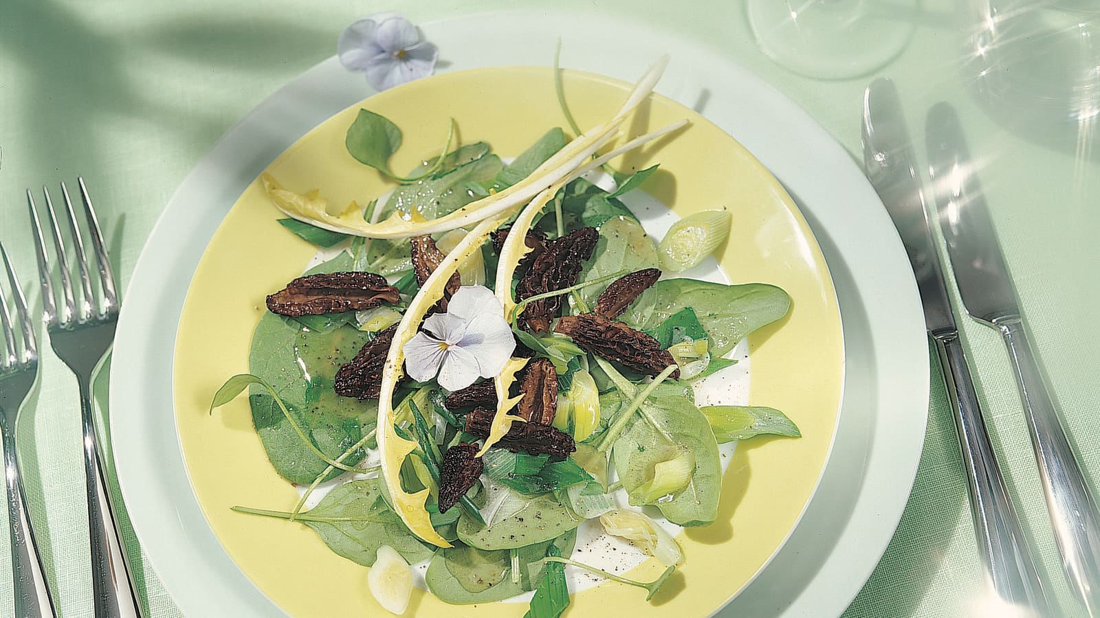 Salat mit warmen Morcheln und Bundzwiebeln - Rezept | Swissmilk