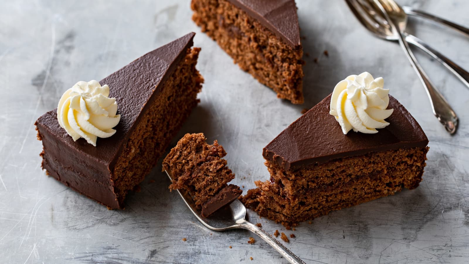 Fruchtiger Schokoladenkuchen mit Glasur - Rezept | Swissmilk