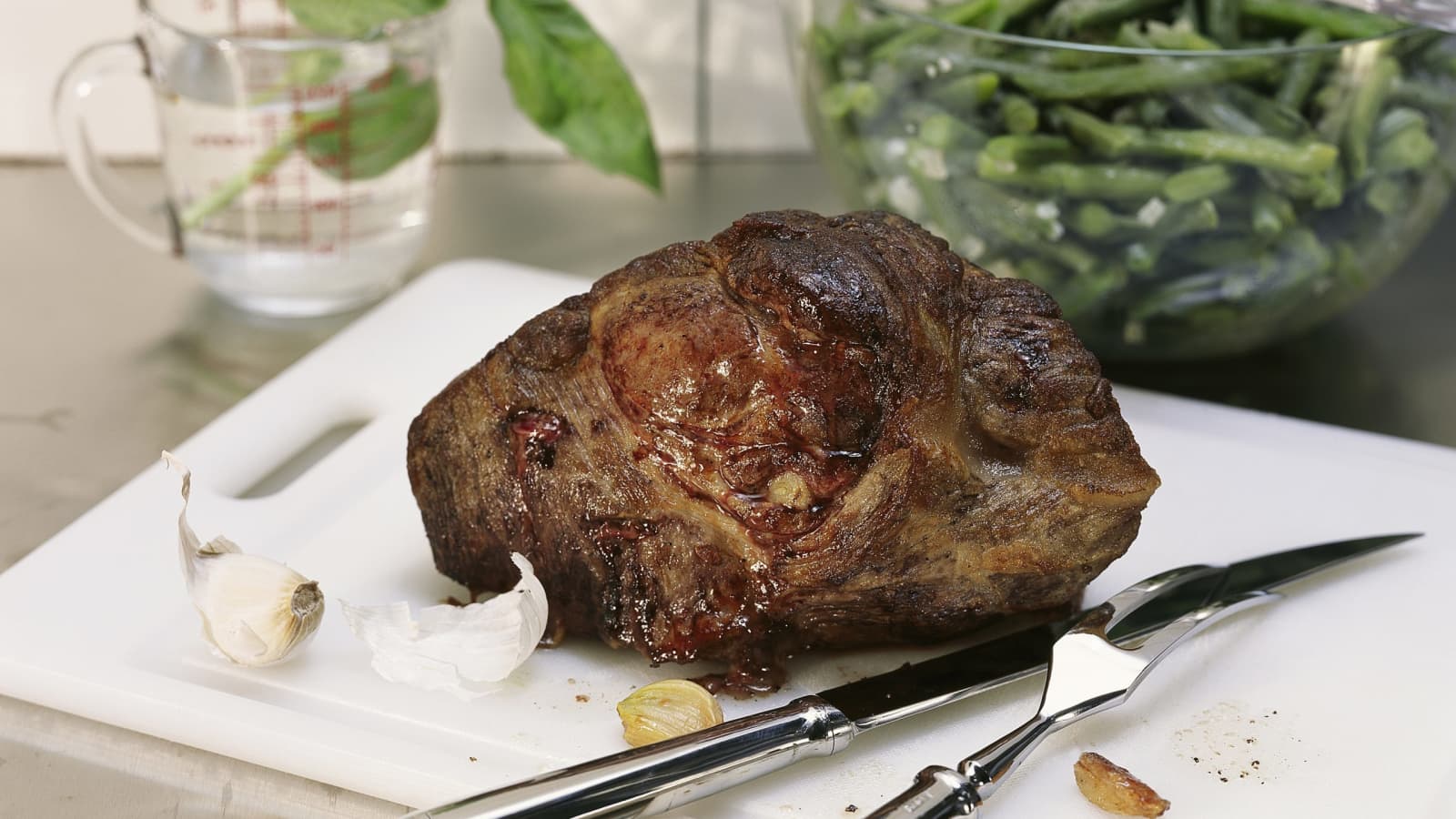 Schweinsbraten, mit Knoblauch gespickt und Bohnensalat - Rezept | Swissmilk