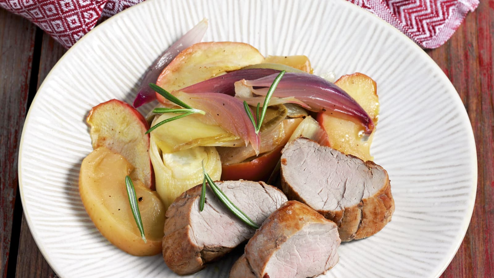 Schweinefilet auf Chicoree-Apfel-Gemüse - Rezept | Swissmilk