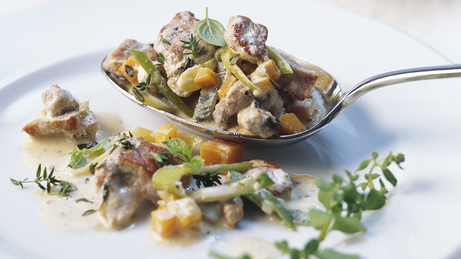 Schweinsgeschnetzeltes an Kräuter-Senf-Sauce - Rezept | Swissmilk