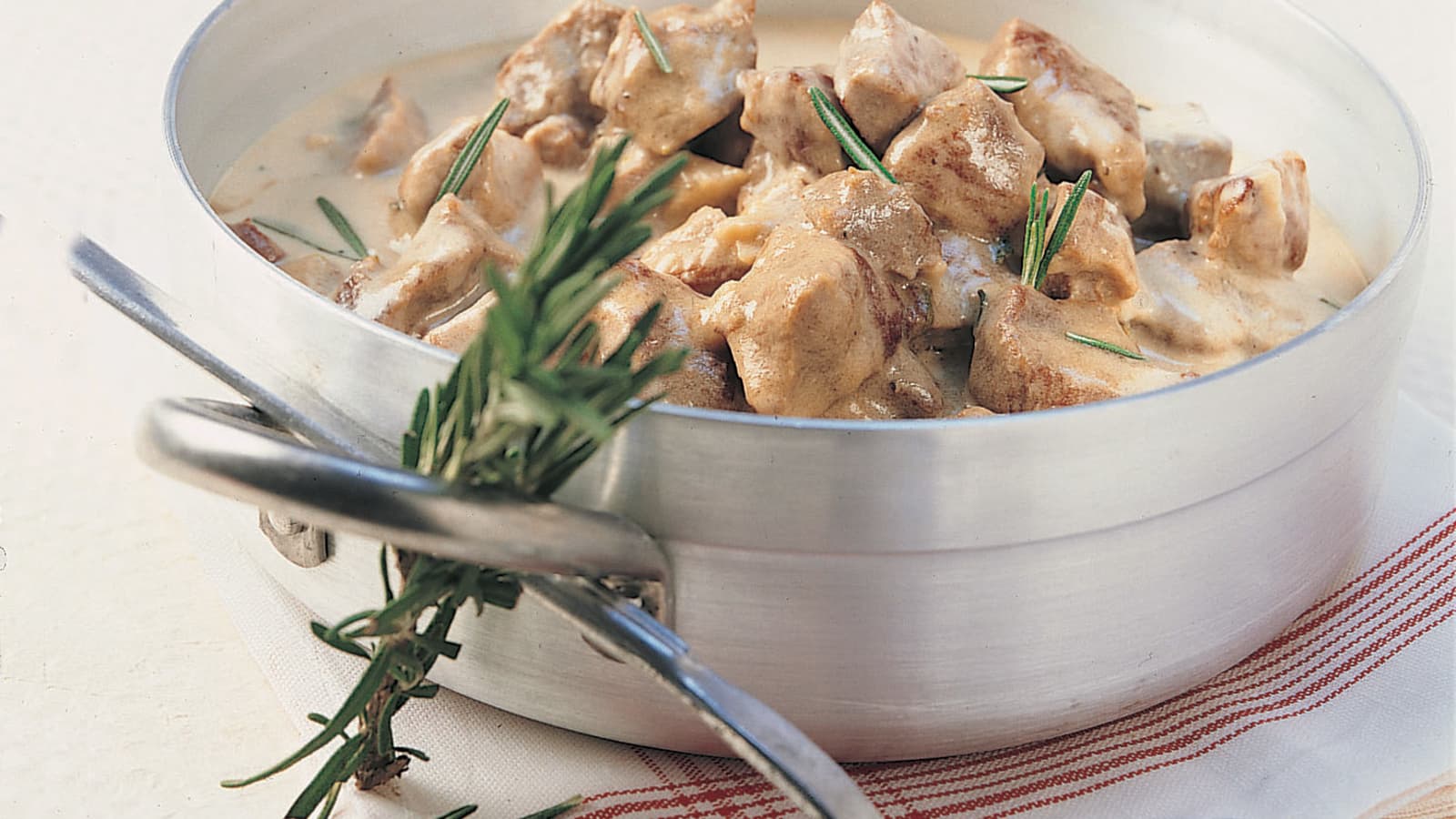 Schweinsragout mit heller Rosmarinsauce - Rezept | Swissmilk