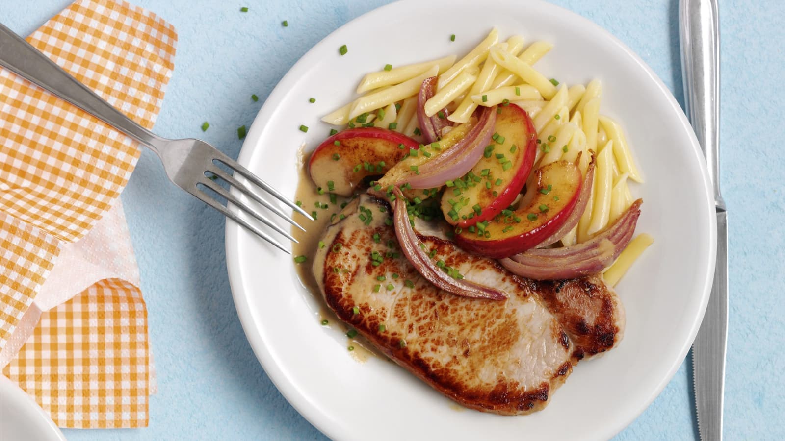 Schweinssteaks mit Apfelsauce und Magronen - Rezept | Swissmilk