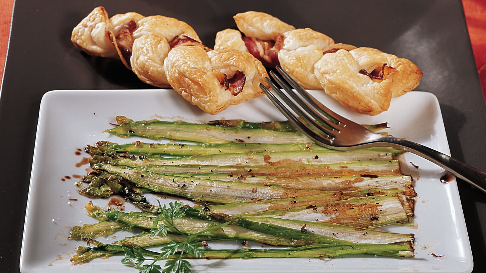 Spargel-Carpaccio mit Speck-Blätterteig-Zöpfli - Rezept | Swissmilk