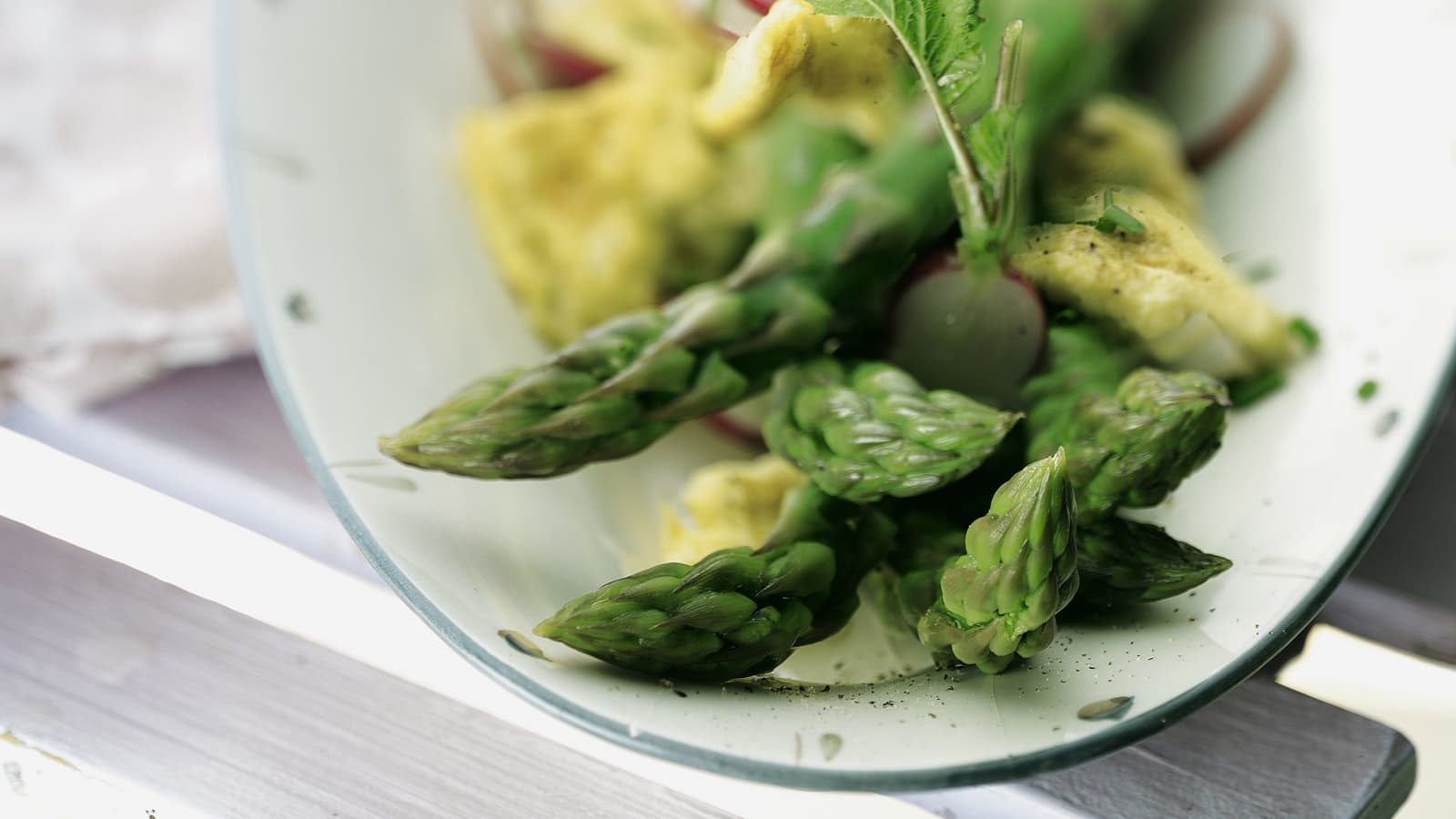 Spargel-Radieschen-Salat mit Rührei - Rezept | Swissmilk