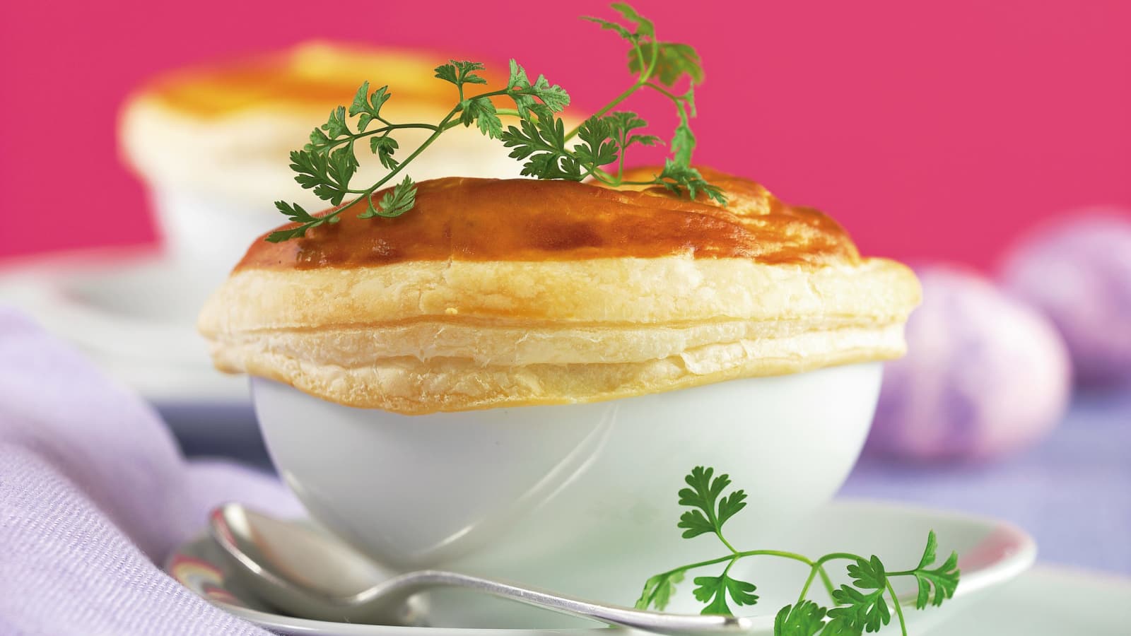 Spargelsuppe unter der Blätterteighaube - Rezept | Swissmilk
