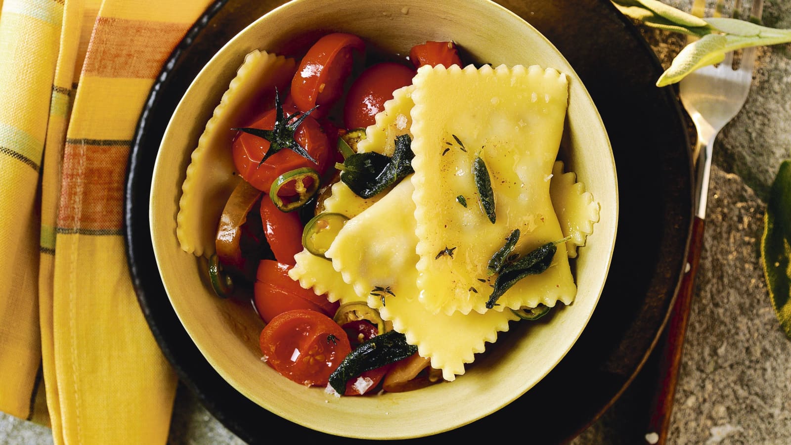 Steinpilz-Ravioli mit Kräuter-Tomaten - Rezept | Swissmilk