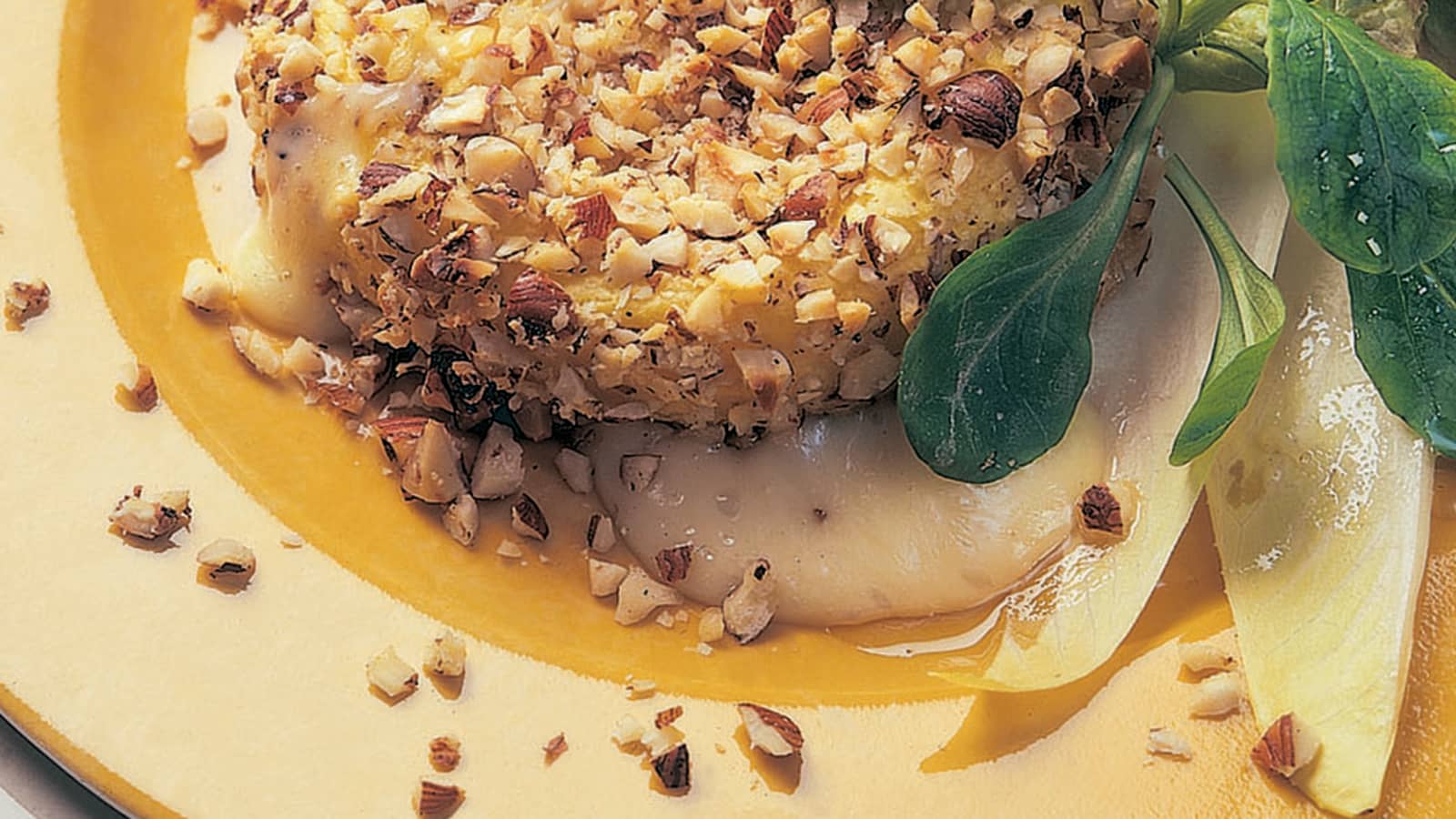 Tomme im Haselnussmantel mit gemischtem Blattsalat - Rezept | Swissmilk