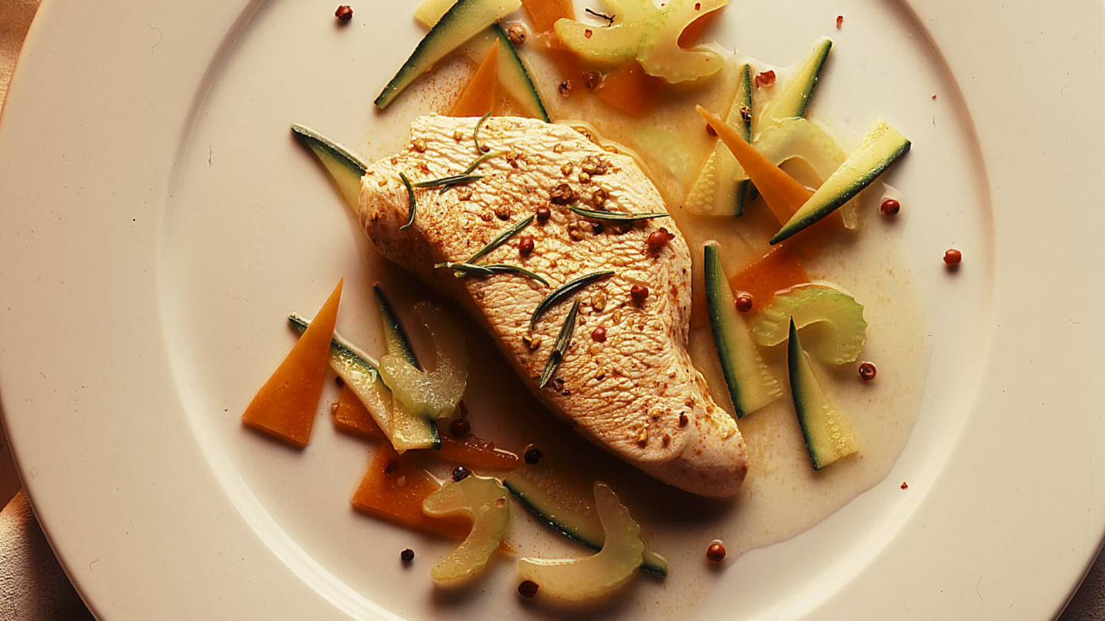 Truthahnschnitzel auf Gemüsebett - Rezept | Swissmilk Truthahnschnitzel auf Gemüsebett - Rezept | Swissmilk