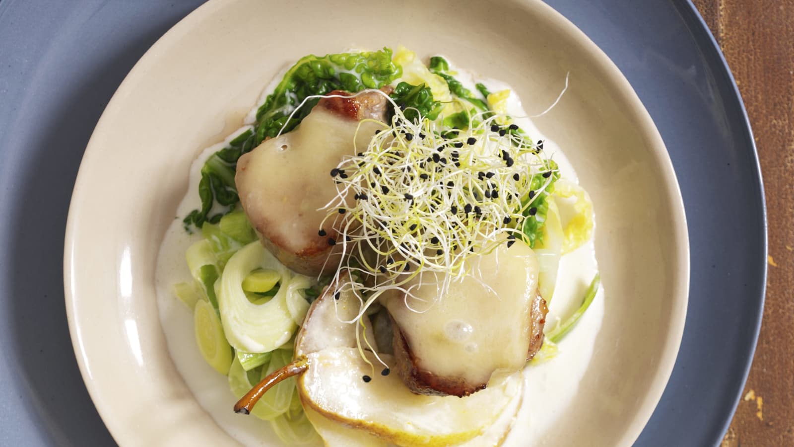 Überbackene Schweinemedaillons auf Lauch-Wirz-Gemüse - Rezept | Swissmilk