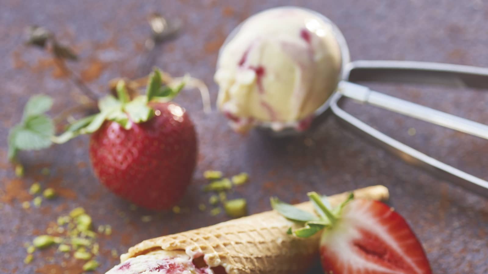 Vanilleglace mit Rhabarber-Erdbeer-Sauce - Rezept | Swissmilk