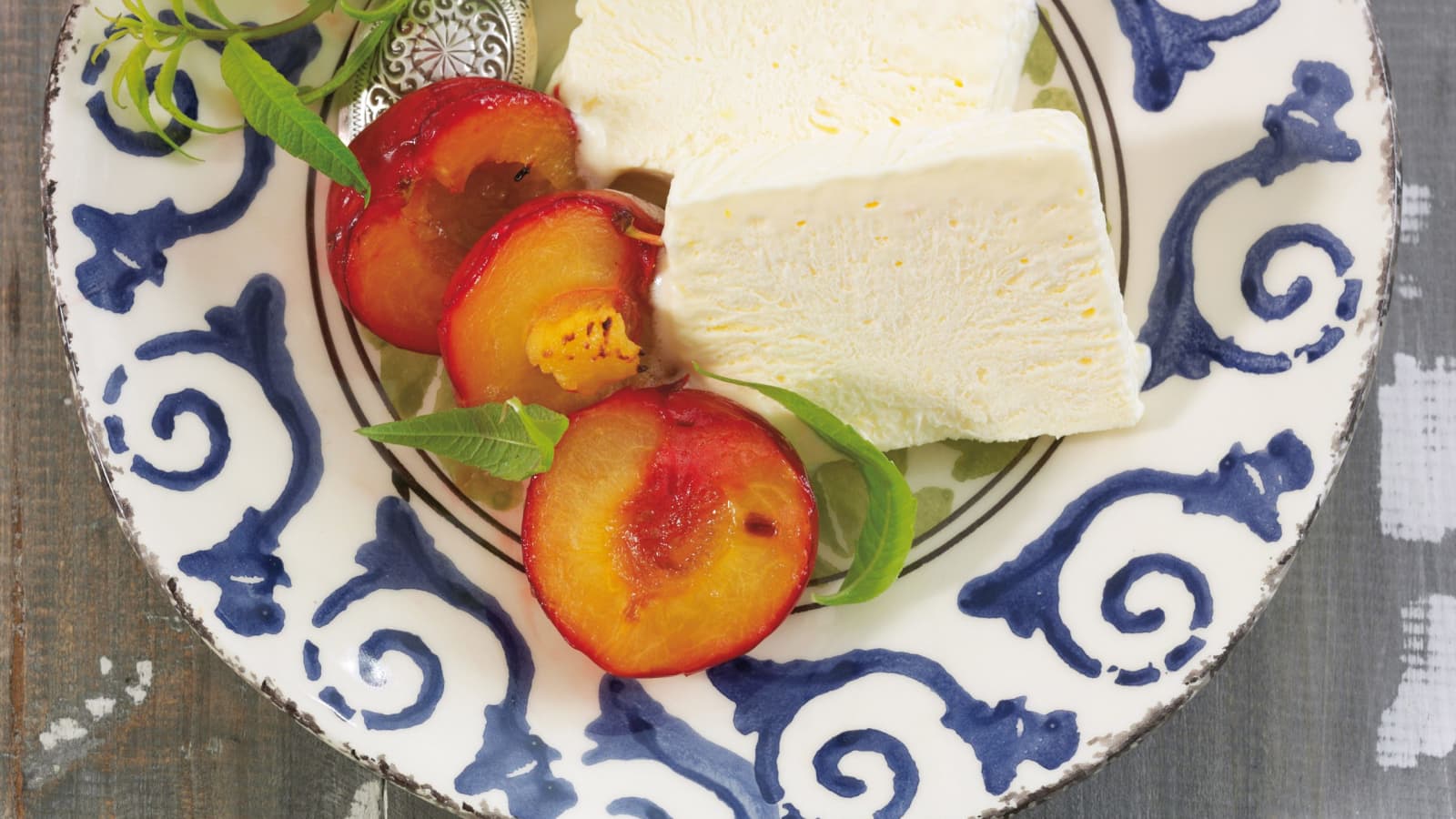 verveine-parfait-mit-ofenpflaumen-rezept-swissmilk