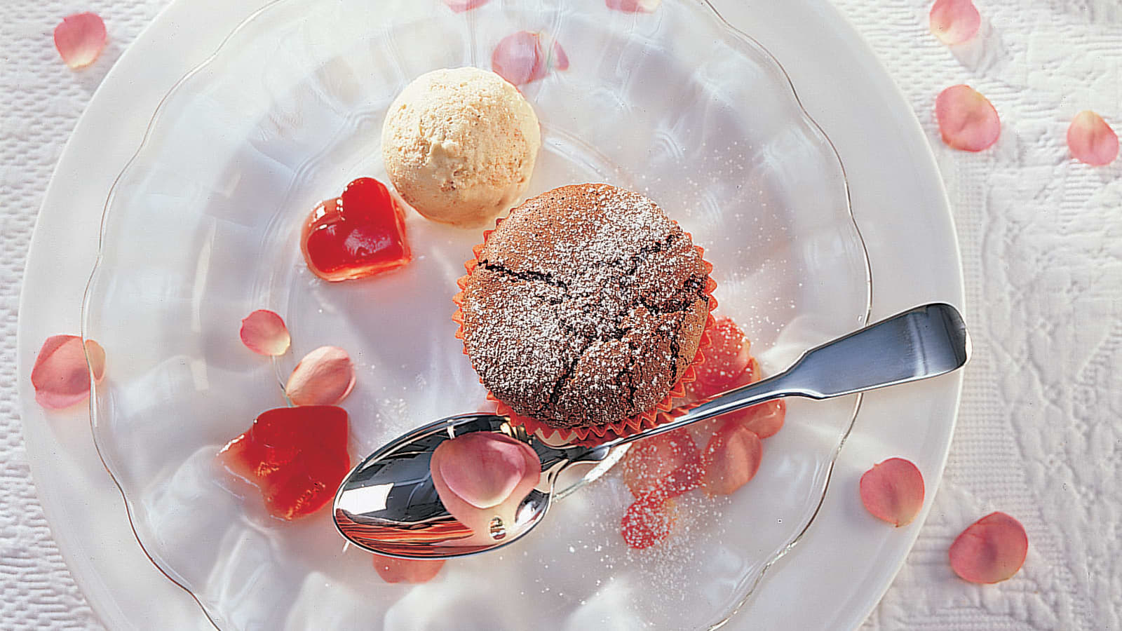 Warme Schokoladentörtchen mit Rhabarberglace - Rezept | Swissmilk