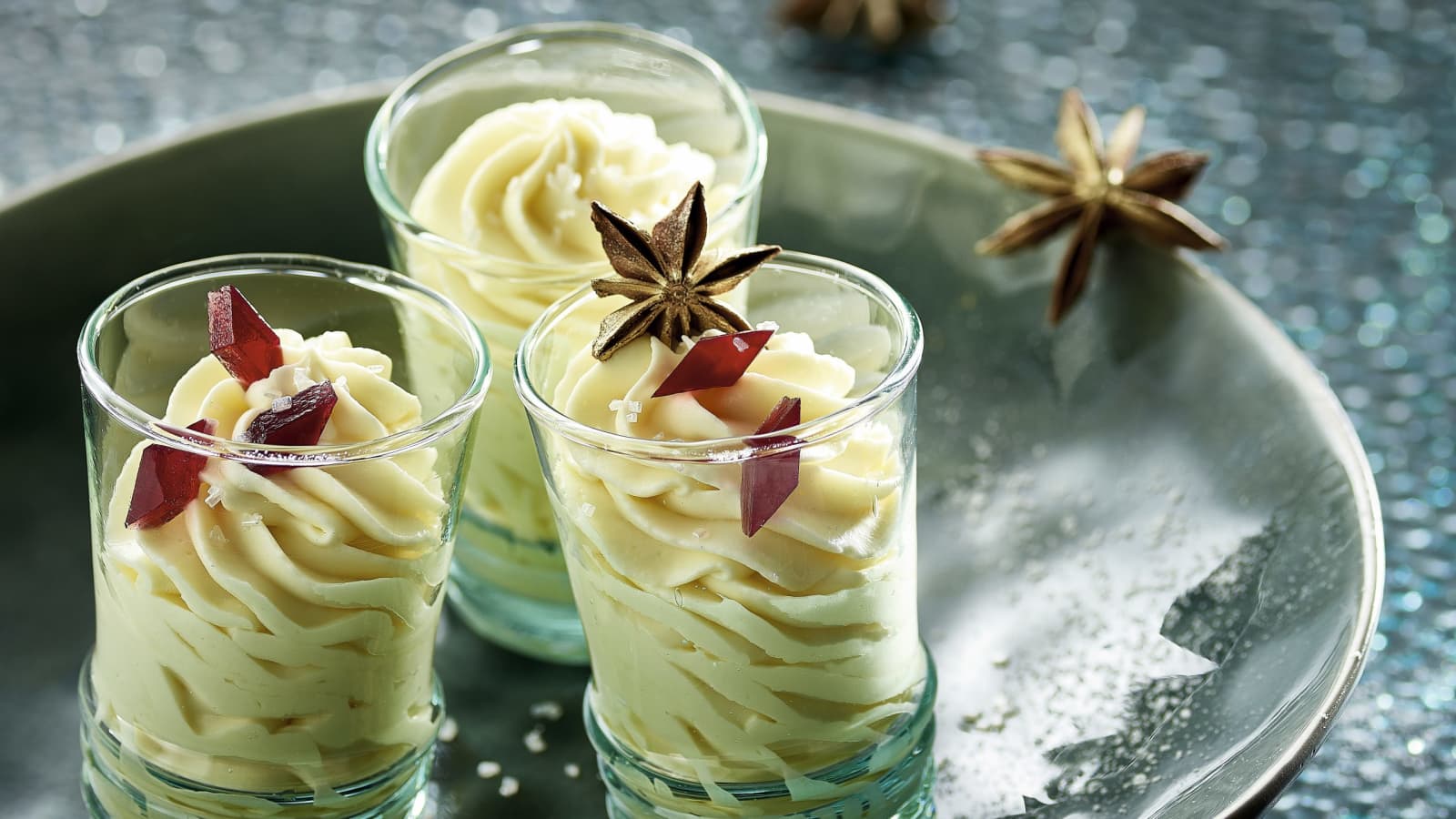 Weisse Schokoladen-Mousse mit Glühwein-Gelee - Rezept | Swissmilk