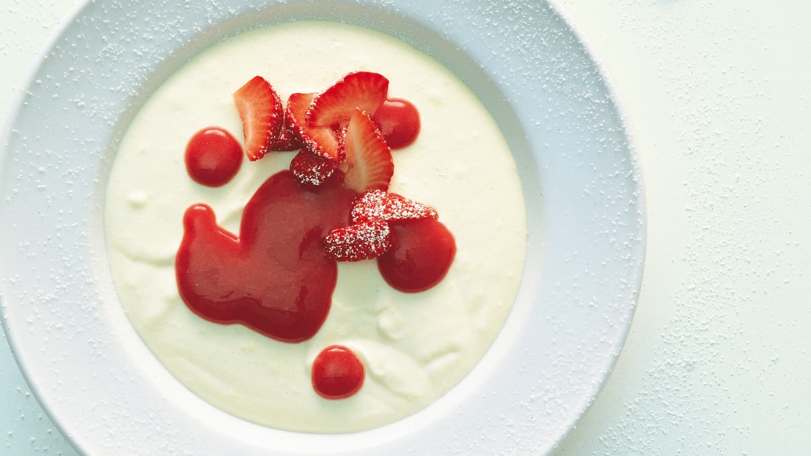 Weisse Schokoladenmousse mit Erdbeersauce - Rezept | Swissmilk Weisse Schokoladenmousse mit Erdbeersauce - Rezept | Swissmilk