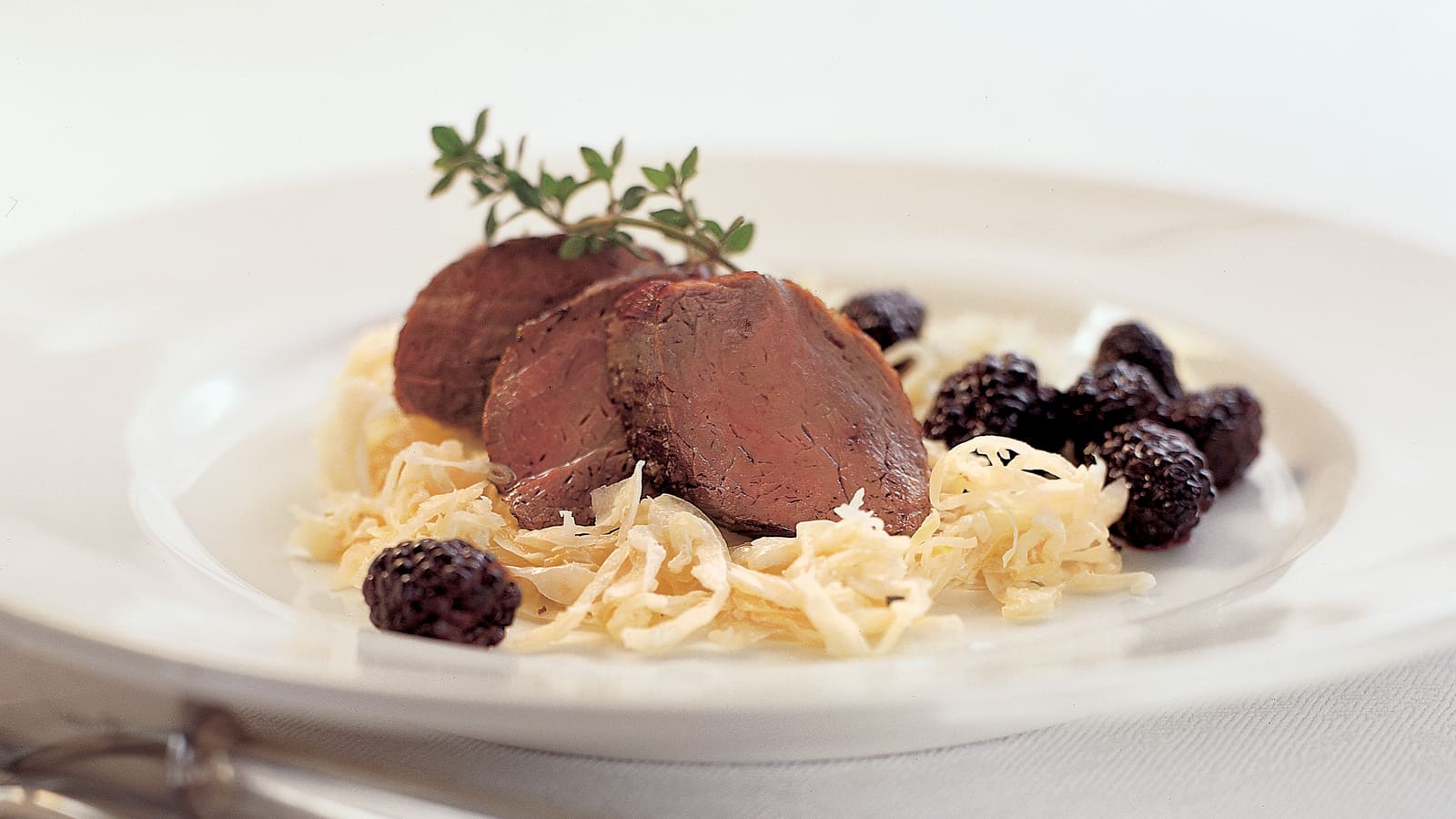 Wildschweinfilet auf Rahmsauerkraut mit Brombeerkompott - Rezept
