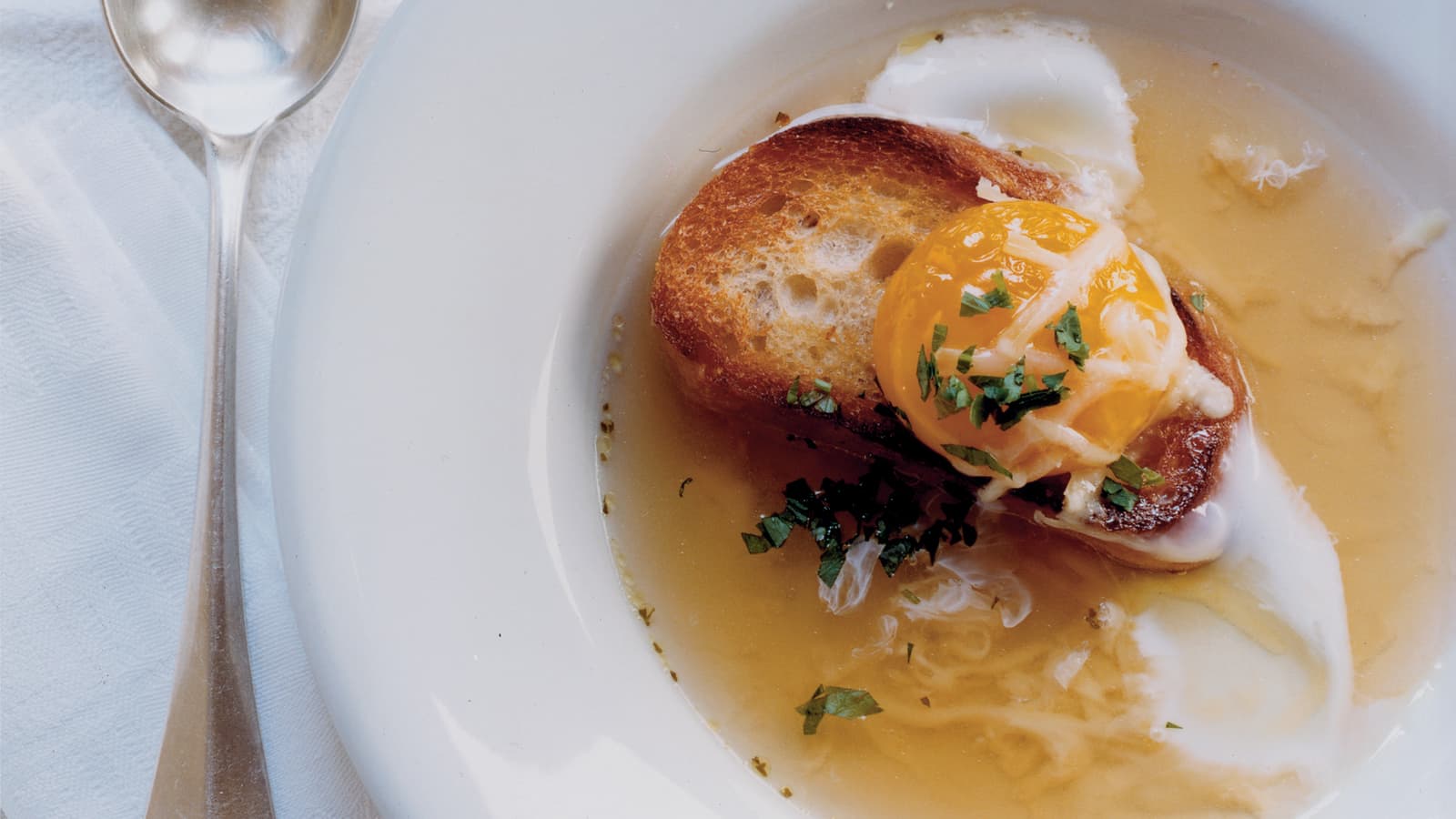 Zuppa Pavese (Bouillon mit Ei und Käse aus Pavia/Norditalien) Rezept Swissmilk