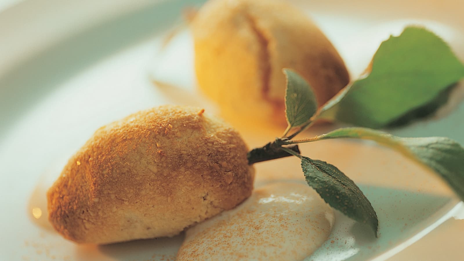 Zwetschgen im Mandelmantel mit Zimtrahm - Rezept | Swissmilk