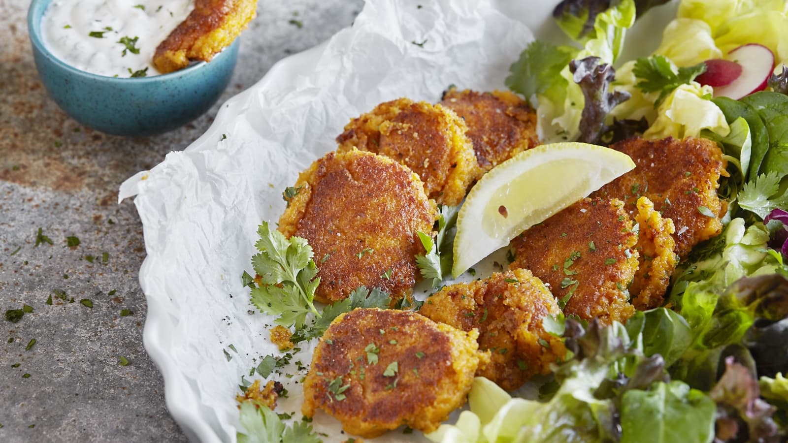 Süsskartoffel-Tätschli mit Joghurtsauce und Salat - Rezept | Swissmilk
