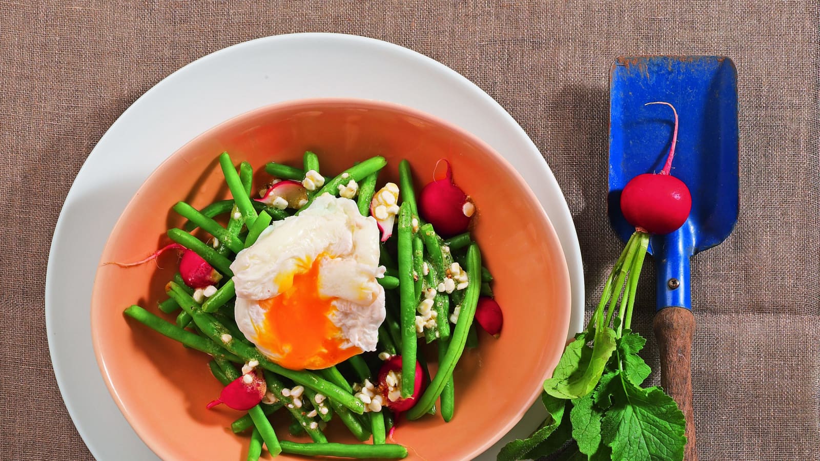 Warmer Gemüsesalat mit Hüttenkäsesauce - Rezept | Swissmilk