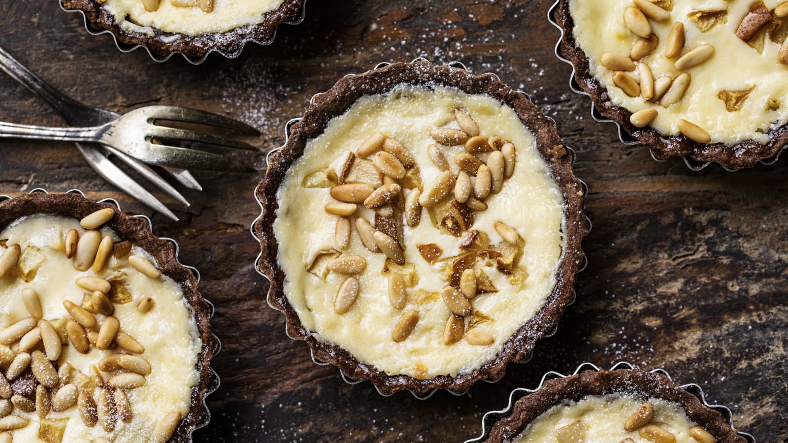 Schoggi-Birnen-Tartelettes mit Crème fraîche - Rezept | Swissmilk