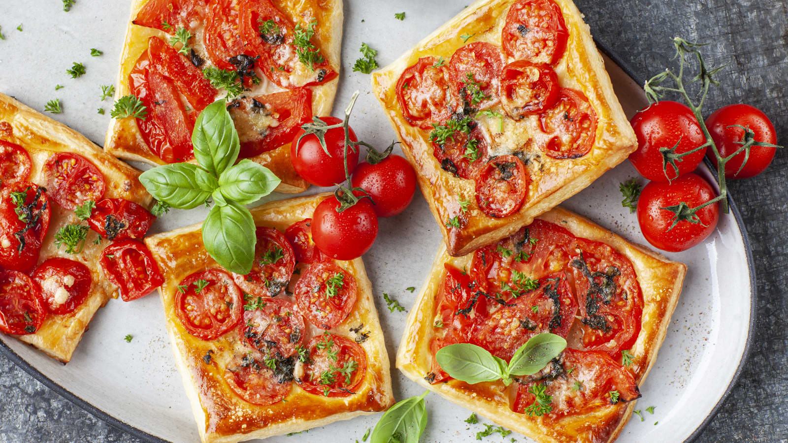Bild: Blätterteigkissen mit Tomaten
