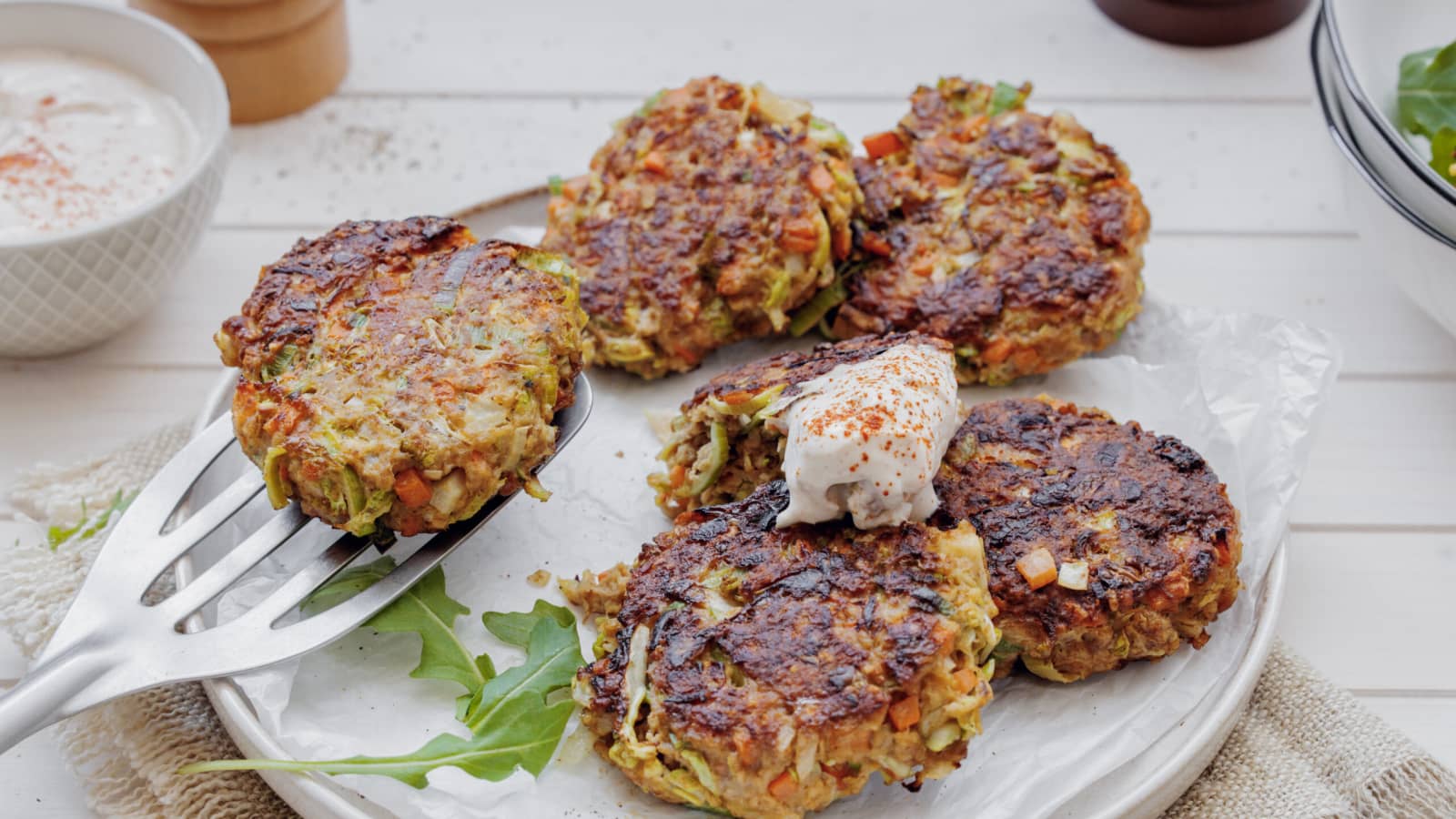 Gemüse-Hacktätschli mit Quark-Dip (Low Carb) - Rezept | Swissmilk