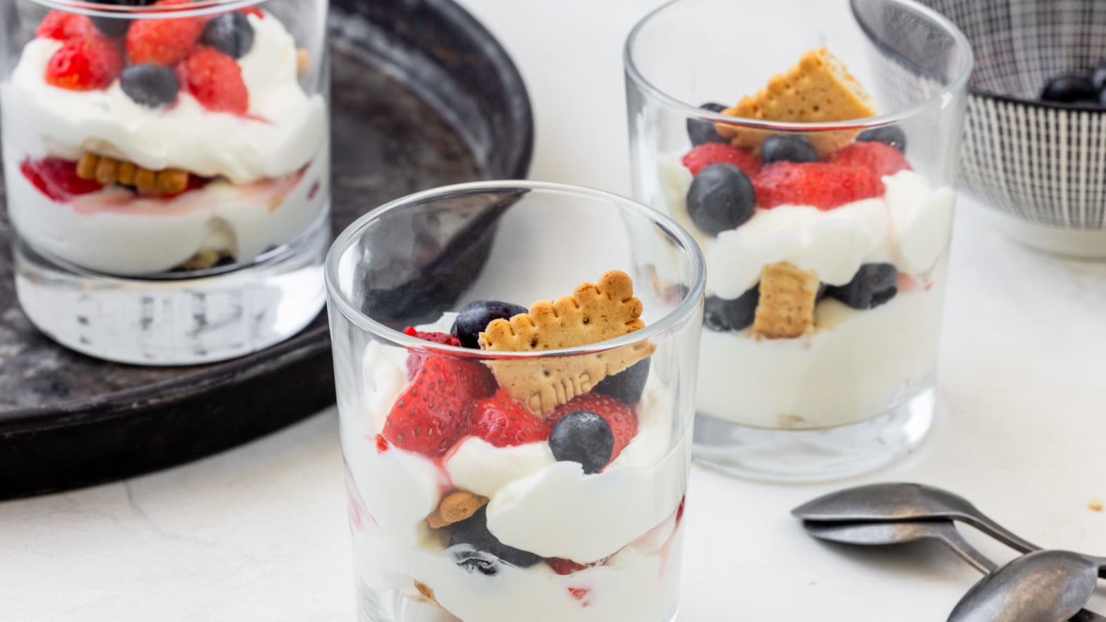 Quark-Beeren-Tiramisu - Rezept | Swissmilk