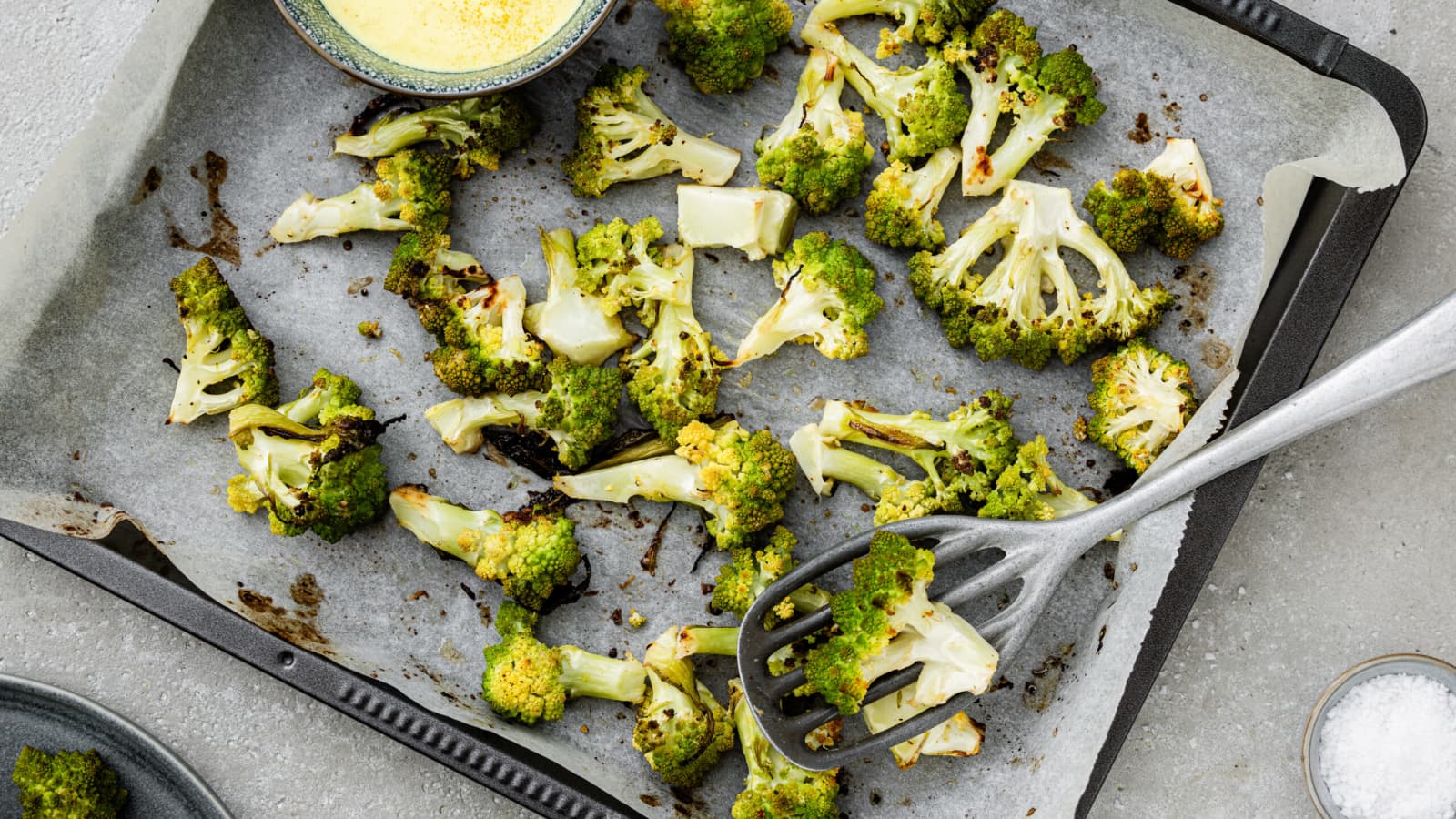 Chou romanesco au four et sauce au yogourt - Recette | Swissmilk