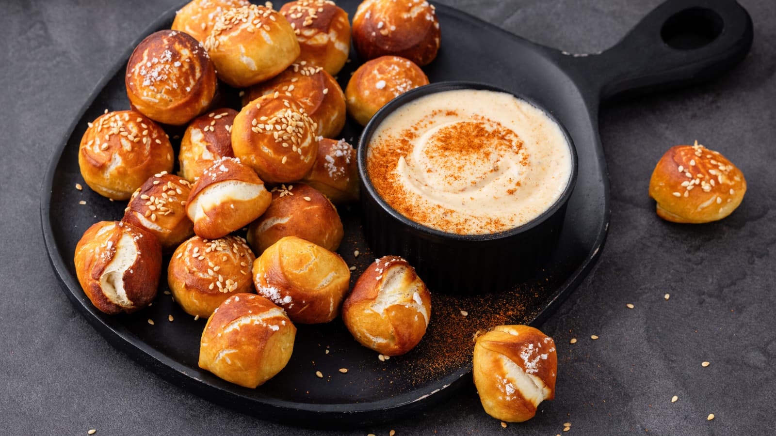 Laugenbrötchen mit Camembert-Dip - Rezept | Swissmilk