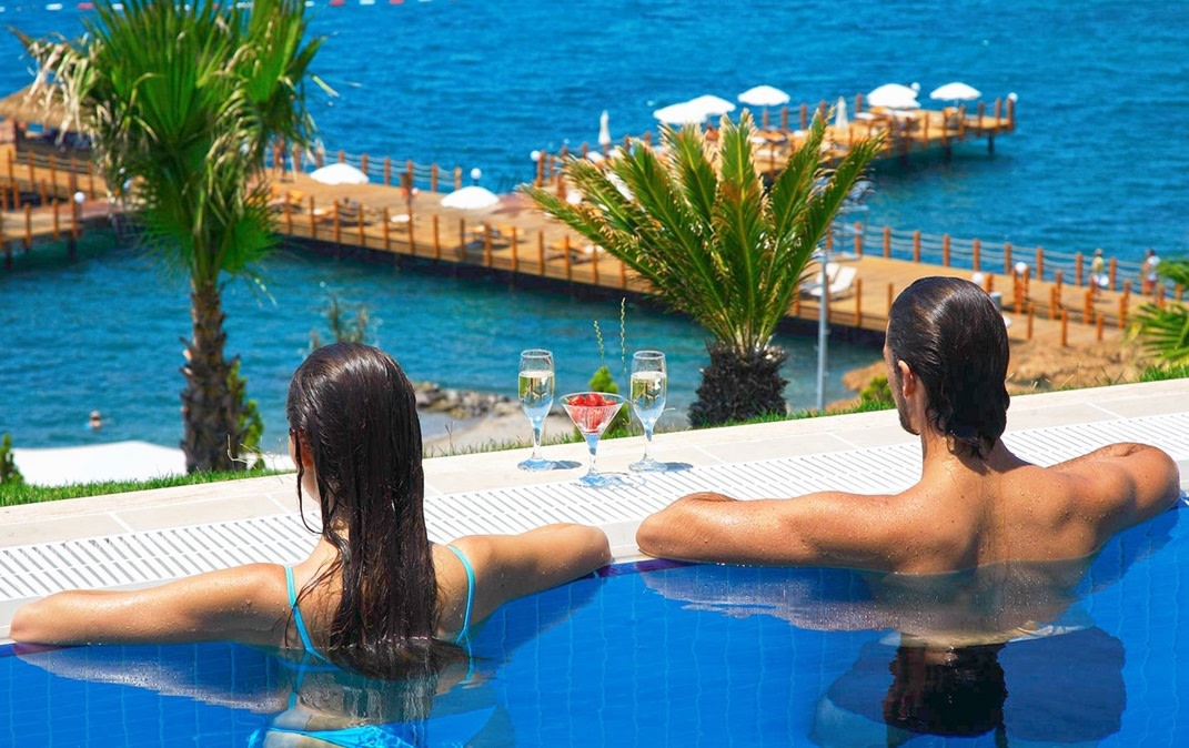Украиночка отдыхает топлес в бассейне египетского отеля фото