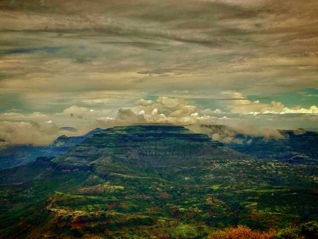 Kalsubai Peak at travel d'globe