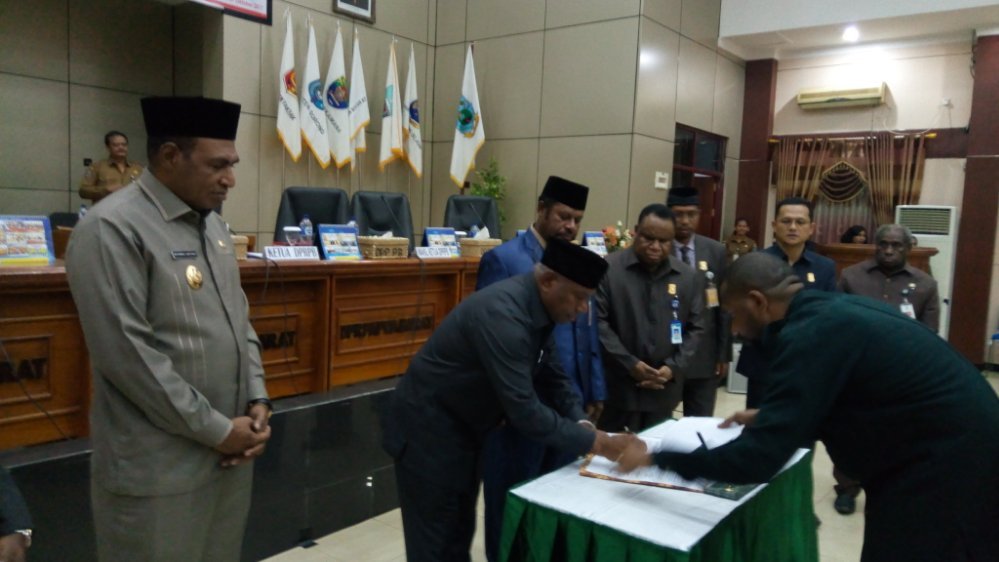 Tanda Tangan Berita Acaar Gubernur Papua Barat, Drs Dominggus Mandacan menandatangani penetapan APBD Perubahan Provinsi Papua Barat T.A 2017 di Ruang Sidang Utama DPR-PB,Selasa (31/10/2017)